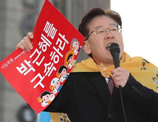 ▲ 2016년 12월 3일 서울 광화문 인근에서 성남시장이던 이재명 더불어민주당 대표가 방송차량에 올라타 연설을 하고 있다. ⓒ연합뉴스
