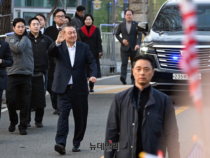▲ 윤석열 대통령이 구속 52일째인 8일 오후 경기 의왕시 서울구치소에서 나와 지지자들에게 인사를 하고 있다. ⓒ정상윤 기자