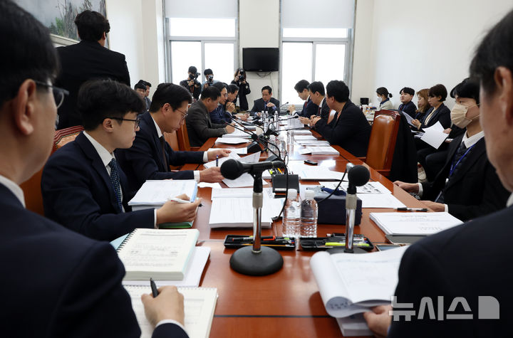 ▲ 11일 서울 여의도 국회에서 열린 기획재정위원회 제1차 조세소위원회에서 박수영 위원장이 회의를 주재하고 있다. ⓒ뉴시스