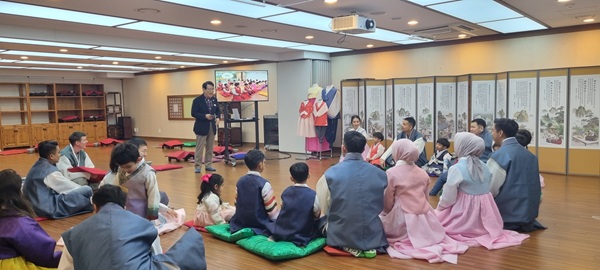 ▲ 공군대 외국군 수탁 장교와 가족 30여 명이 11일 대전효문화진흥원에서 효문화 및 전통 예절 체험을 했다.ⓒ한국효문화진흥원