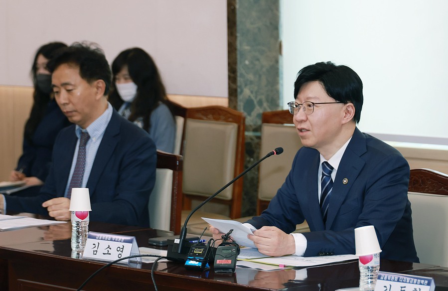 ▲ 김소영 금융위원회 부위원장이 12일 오후 서울 종로구 정부서울청사 19층 대회의실에서 개최한 금융위원회, 가상자산 업계·전문가 간담회에서 '법인 가상자산시장 참여 로드맵'과 관련해 검토 중인 세부 가이드라인 내용 등에 대한 업계 의견과 가상자산 정책 관련 기타 건의사항에 대해 논의했다. ⓒ금융위원회