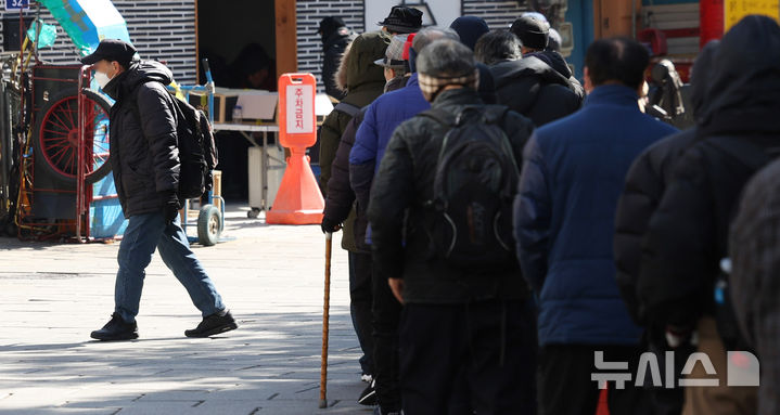 ▲ 지난달 20일 오전 서울 종로구 탑골공원 인근 무료급식소 앞에서 노인들이 길게 줄 서 있다. ⓒ뉴시스