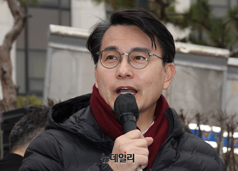 ▲ 12일 오전 서울 종로구 헌법재판소 앞에서 열린 청년 15000명 탄핵 반대 탄원서 제출 기자회견에서 국민의힘 윤상현 의원이 발언하고 있다. ⓒ정상윤 기자