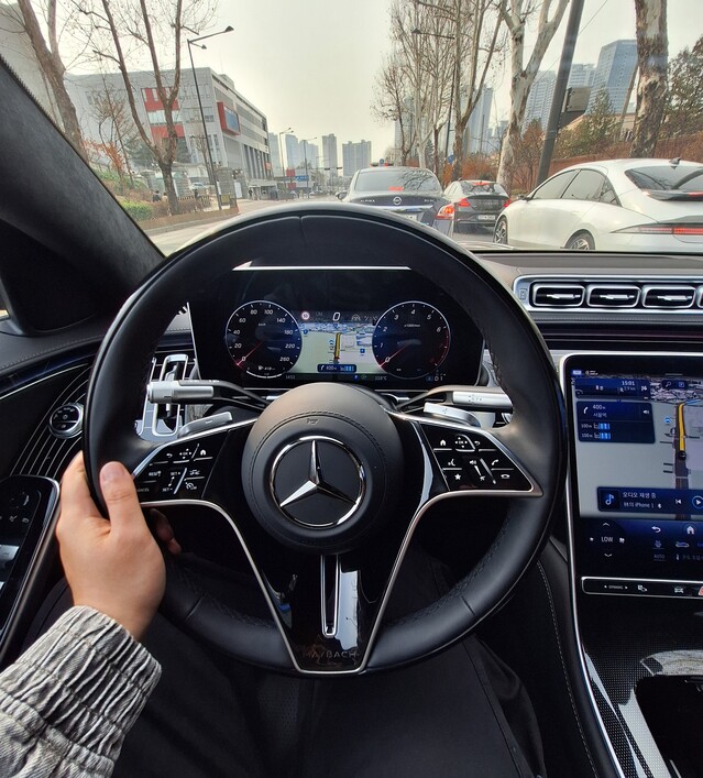 ▲ 마이바흐 S580의 운전대 모습 ⓒ홍승빈 기자