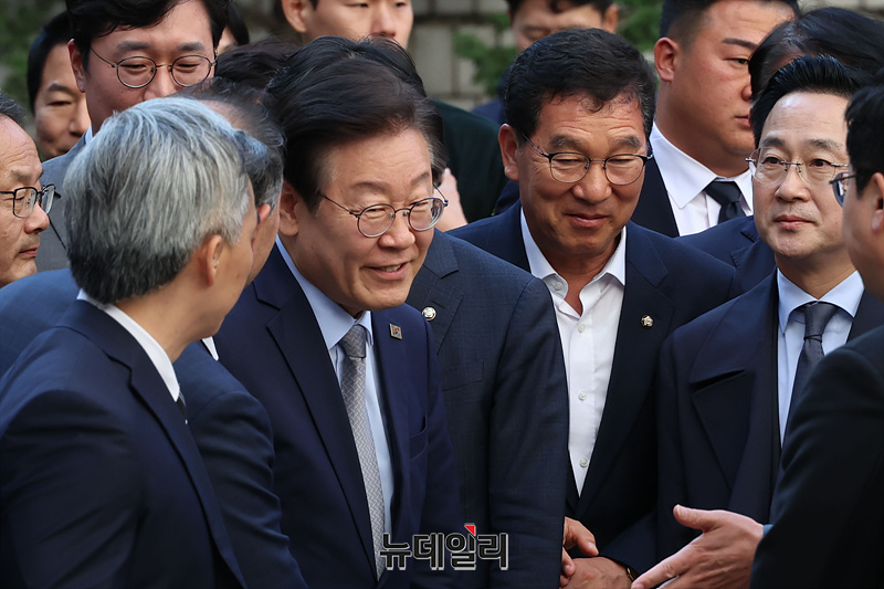 ▲ 이재명 더불어민주당 대표가 지난해 서울 서초구 서울중앙지법에서 열린 '위증교사' 관련 1심 선고공판에 출석하며 인사를 나누고 있다. ⓒ서성진 기자