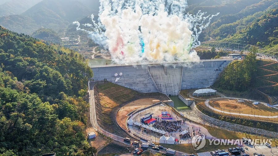▲ 작년 10월 31일 지역의 요구로 건설된 첫 댐으로 꼽히는 원주천댐 준공식 모습 ⓒ연합뉴스