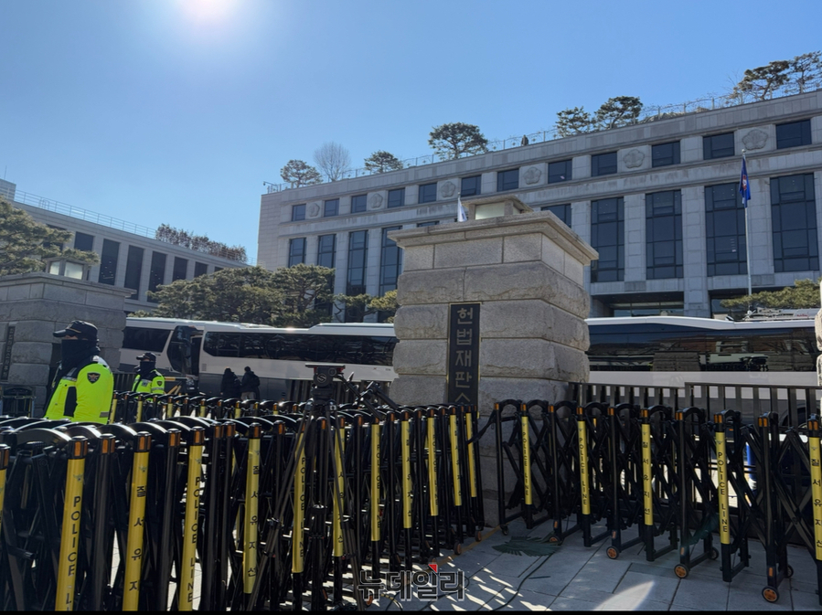 ▲ 윤석열 대통령 탄핵 찬반 집회가 열린 지난달 4일 서울 종로구 헌법재판소 정문 앞에서 경찰들이 경계태세를 강화하고 있다. 2025.02.04. ⓒ정혜영 기자