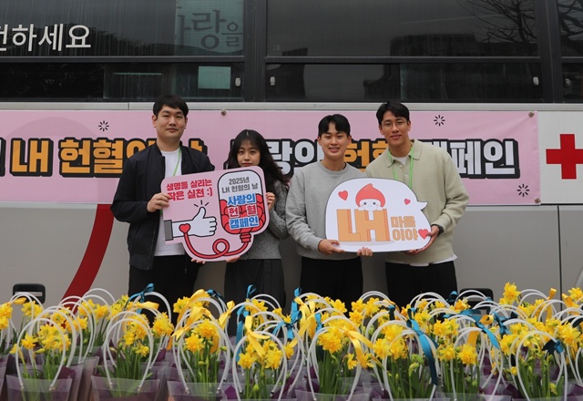 ▲ 전 근대5종 국가대표이자 LH 경기남부지역본부 보상1팀 소속 정진화 과장(오른쪽)이 12일 LH 오리사옥에서 열린 'LH 헌혈의 날, 사랑의 헌혈 캠페인'에 동참, 직원들과 기념촬영을 하고 있다. ⓒLH 경기남부지역본부 제공
