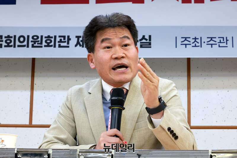 ▲ 12일 서울 여의도 국회의원회관에서 열린 '국민저항권과 자유민주주의 긴급토론회'(강승규 국민의힘 의원 등 공동주최)에 기조강연자로 참석한 전한길 한국사 강사. ⓒ서성진 기자