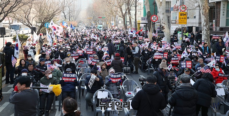 ▲ 윤석열 대통령 탄핵 심판 4차 변론이 열리는 지난 1월23일 오후 서울 종로구 헌법재판소 인근에서 시민들이 탄핵을 반대하는 피켓을 들고 구호를 외치고 있다. ⓒ뉴데일리 DB