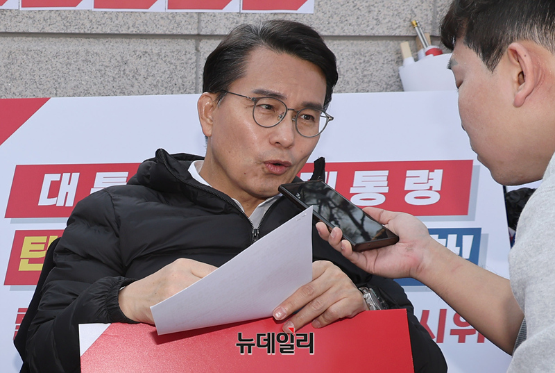 ▲ 헌법재판소 앞에서 릴레시 시위 중인 윤상현 국민의힘 의원. ⓒ정상윤 기자