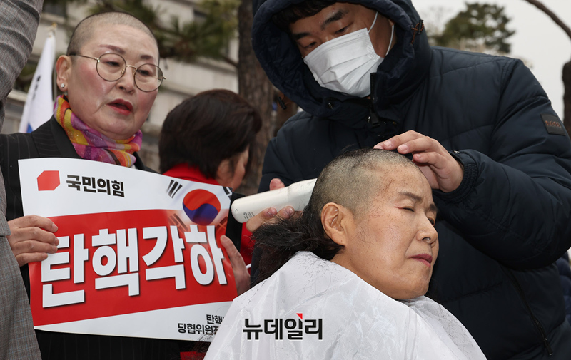 ▲ 탄핵반대 릴레이 삭발이 이어지고 있는 12일 오후 서울 종로구 헌법재판소 앞에서 참가 기독교인들이 삭발을 하고 있다. ⓒ정상윤 기자
