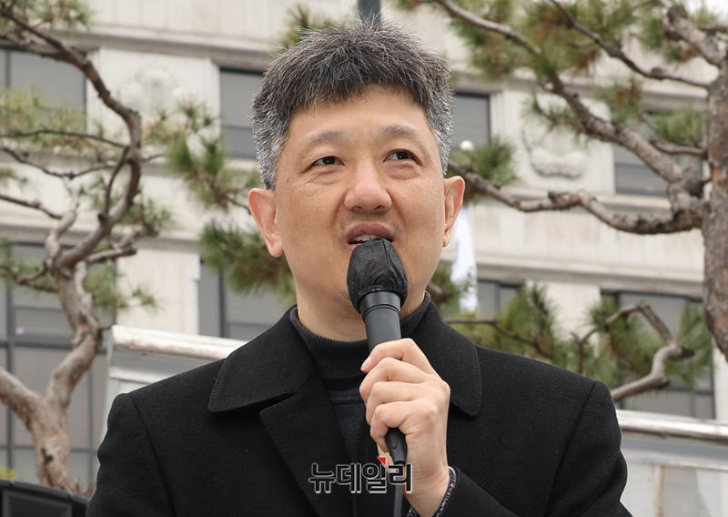 ▲ 대통령 국민변호인단 배의철 변호사가 12일 오후 서울 종로구 헌법재판소 앞에서 필리버스터를 진행하고 있다. ⓒ정상윤 기자