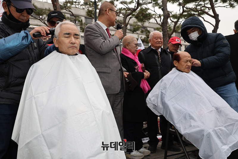 ▲ 탄핵반대 릴레이 삭발이 이어지고 있는 12일 오후 서울 종로구 헌법재판소 앞에서 참가 기독교인들이 삭발을 하고 있다. ⓒ정상윤 기자