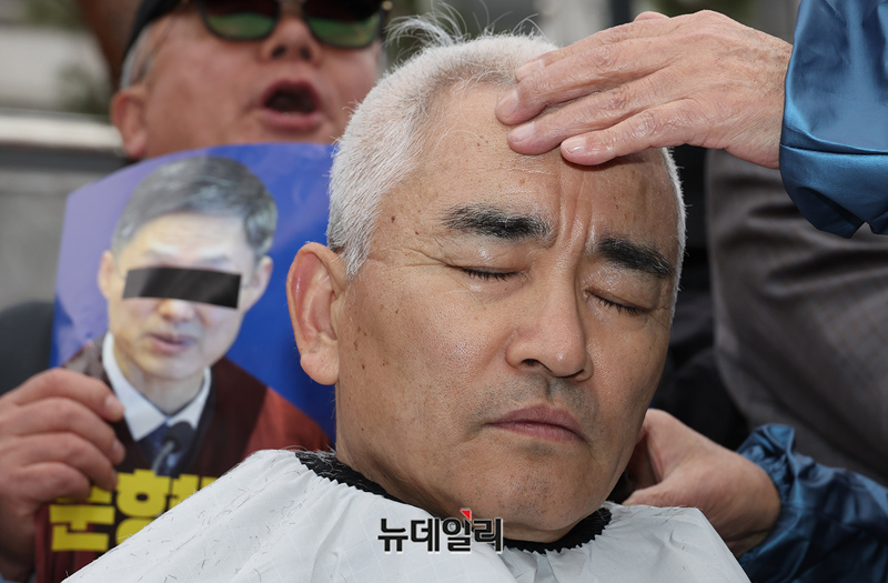▲ 탄핵반대 릴레이 삭발이 이어지고 있는 12일 오후 서울 종로구 헌법재판소 앞에서 참가 기독교인들이 삭발을 하고 있다. ⓒ정상윤 기자