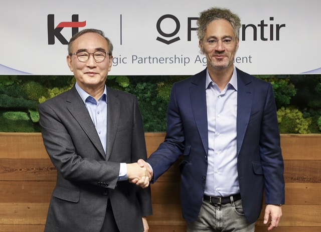 ▲ KT 김영섭 대표(왼쪽)와 팔란티어 공동 창립자 겸 CEO 알렉스 카프(오른쪽)가 12일(현지 시간) 미국에서 AX 사업 가속화를 위한 전략적 파트너십을 체결하고 기념 사진을 촬영했다.ⓒKT