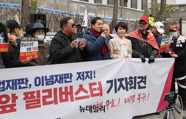 ▲ 박대출 국민의힘 의원이 탄핵반대 릴레이시위 이틀째인 12일 오후 서울 종로구 헌법재판소 앞에서 시위에 참가하고 있다. ⓒ정상윤 기자