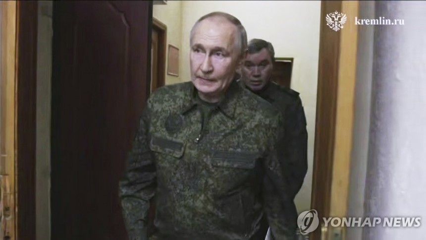 ▲ 12일(현지시간) 군복입고 쿠르스크 사령부 방문한 푸틴 대통령. ⓒ연합뉴스 제공.