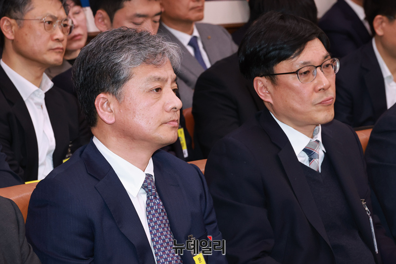 ▲ 주우정 현대엔지니어링 대표(왼쪽)가 13일 국회에서 열린 국토교통위원회 전체회의에 출석해 앉아 있다.ⓒ뉴데일리DB