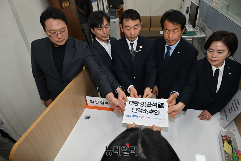 ▲ 더불어민주당·조국혁신당·개혁신당·진보당·사회민주당 등 야당 의원들이 12일 오후 국회 의안과에서 윤석열 대통령 탄핵소추안을 제출하고 있다. 2024.12.12. ⓒ이종현 기자