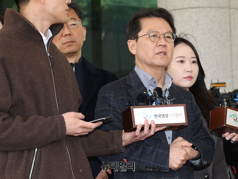 ▲ 윤석열 대통령 변호인단 윤갑근 변호사가 13일 오후 서울 서초구 서울고등검찰청 앞에서 검사 탄핵심판 선고 결과와 관련해 긴급기자회견을 갖고 있다. ⓒ정상윤 기자