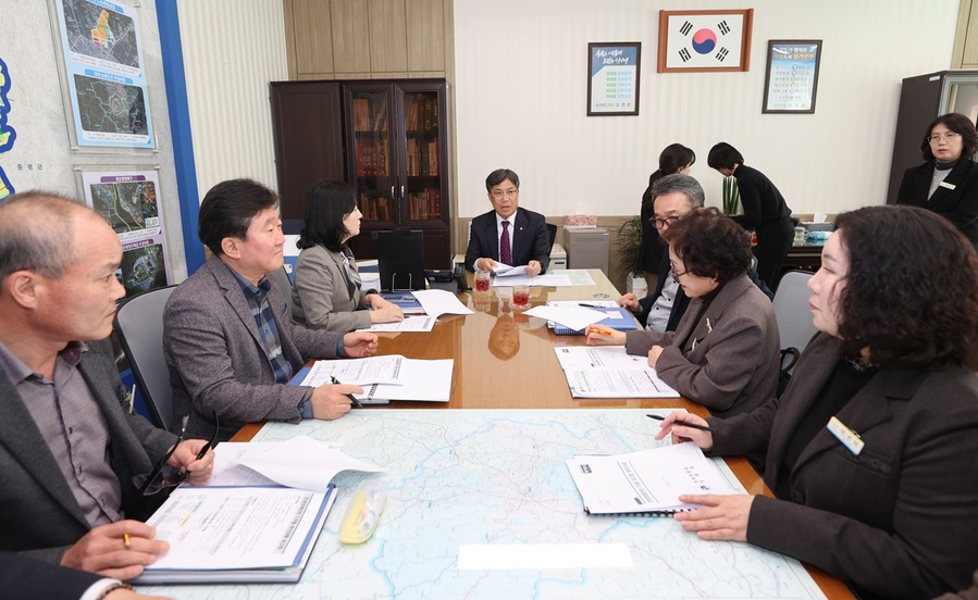 ▲ 진천군 T/F팀 단장인 임보열 진천부군수를 비롯해 경제환경국장, 관련 실·과장 등이 13일 군청에서 지역 경제 활성화와 군민 생활 안정을 위한 대책 마련 회의를 하고 있다.ⓒ진천군