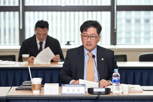▲ 류광준 과학기술정보통신부 과학기술혁신본부장이 12일 국가과학기술자문회의 대회의실에서'제10회 국가전략기술특별위원회'를 주재하고 있다.ⓒ과학기술정보통신부