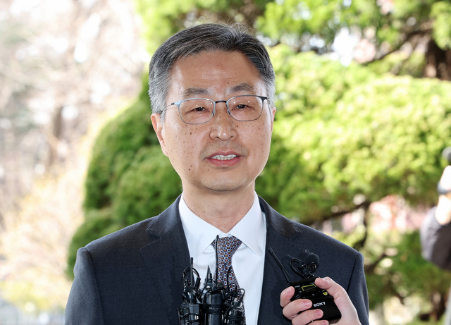 ▲ 헌법재판소에서 탄핵소추안이 기각되면서 직무에 복귀한 최재해 감사원장이 13일 서울 종로구 감사원으로 출근하던 중 발언하고 있다.ⓒ뉴시스