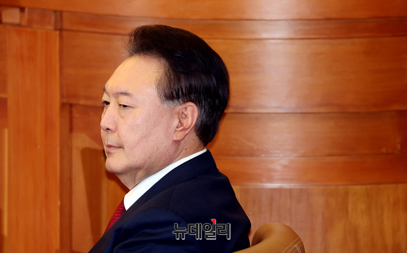 ▲ 윤석열 대통령이 2월 20일 서울 종로구 헌법재판소에서 열린 탄핵심판 10차 변론에 출석해 있다. (사진=공동취재단)