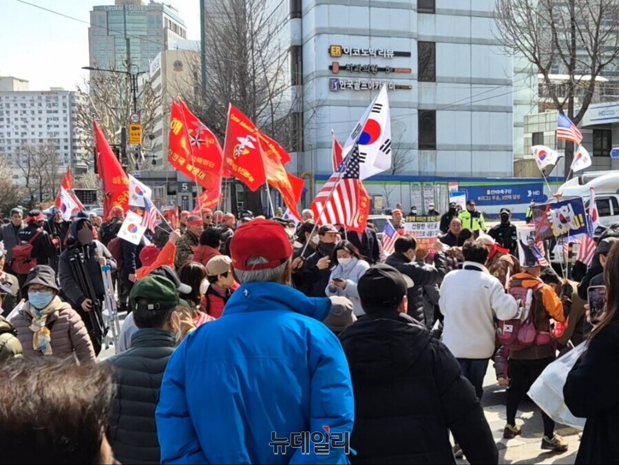 ▲ 13일 오후 헌법재판소가 위치한 안국역 인근에서 윤석열 대통령 지지자들이 태극기와 성조기를 들고 