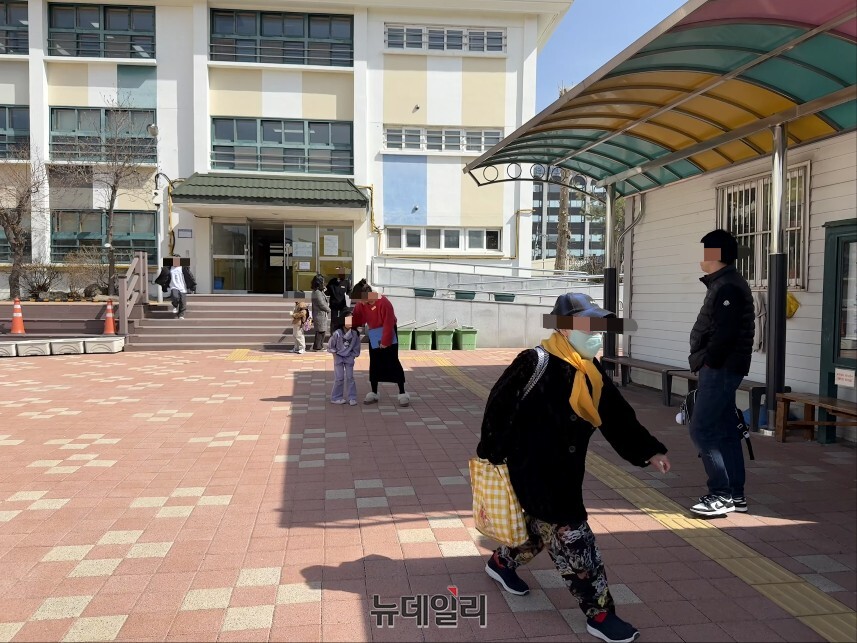 ▲ 13일 오후 1시50분께 서울 종로구 헌법재판소 인근 재동초등학교에서 학부모들이 자녀들의 하교 시간에 맞춰 아이들을 데리러 오고 있다. ⓒ정혜영 기자