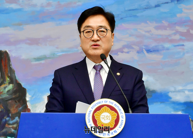 ▲ 우원식 국회의장이 27일 오후 국회 의장접견실에서 기자회견을 갖고 마은혁 헌법재판관 후보자 미임명 관련 헌법재판소 결정 입장 발표를 하고 있다. ⓒ이종혁 기자