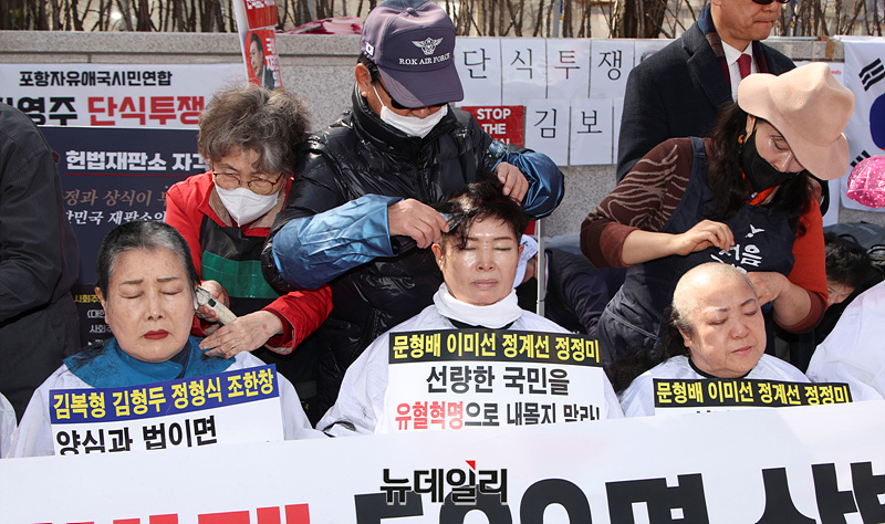 ▲ 시민 500명이 13일 오후 헌법재판소 앞에서 윤석열 대통령에 대한 탄핵소추안에 대한 헌법재판관들의 '전원 일치' 각하를 촉구하며 '탄핵 각하! 국가 정상화! 500+ 삭발투쟁'에 나섰다. ⓒ서성진 기자