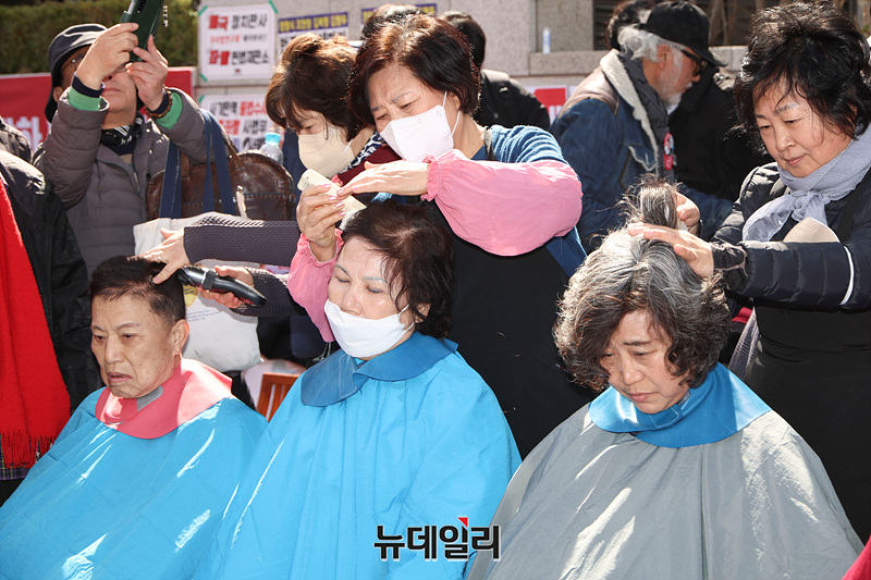 ▲ 시민 500명이 13일 오후 헌법재판소 앞에서 윤석열 대통령에 대한 탄핵소추안에 대한 헌법재판관들의 '전원 일치' 각하를 촉구하며 '탄핵 각하! 국가 정상화! 500+ 삭발투쟁'에 나섰다. ⓒ서성진 기자