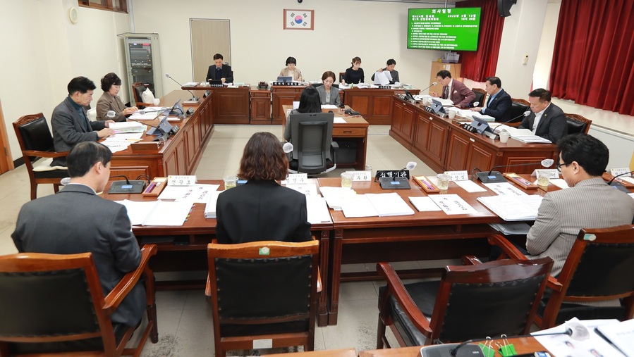 ▲ 충북도의회 산업경제위원회가 13일 제424회 임시회 1차 회의를 열고 농업기술원, 경제통상국 등 6개 부서에 대한 2025년도 제1회 추가경정예산을 심사하고 있다.ⓒ충북도의회