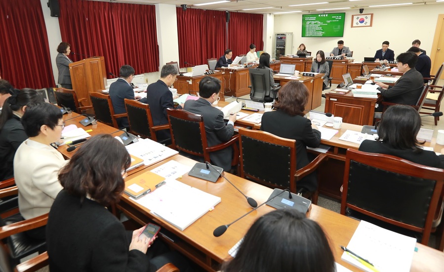 ▲ 충북도의회 행정문화위원회가 13일 제424회 임시회 제1차 회의를 열어 문화체육관광국 등 6개 소관 부서에 대한 제1회 추가경정예산안과 조례안 등 총 14건의 안건을 심사하고 있다.ⓒ충북도의회
