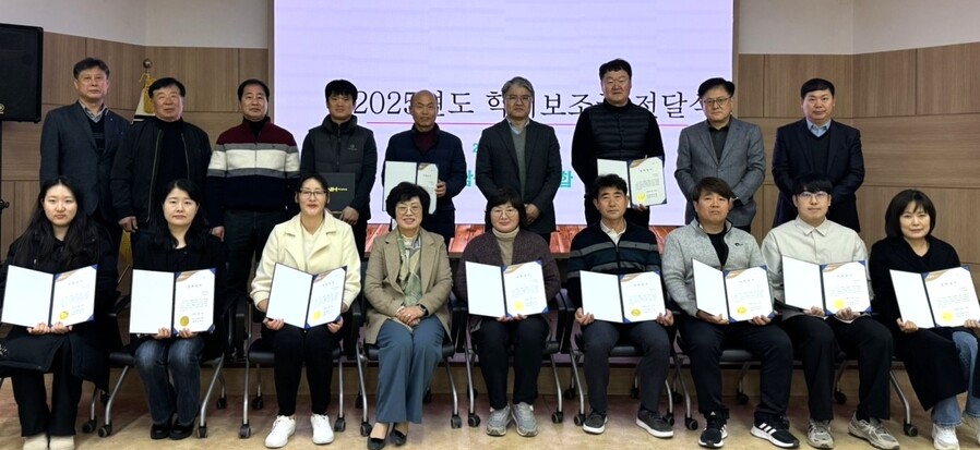 ▲ 안정숙(앞줄 왼쪽 네 번째) 조합장과 청남농협 임직원들이 조합원 자녀들과 기념촬영을 하고 있다.ⓒ충북농협