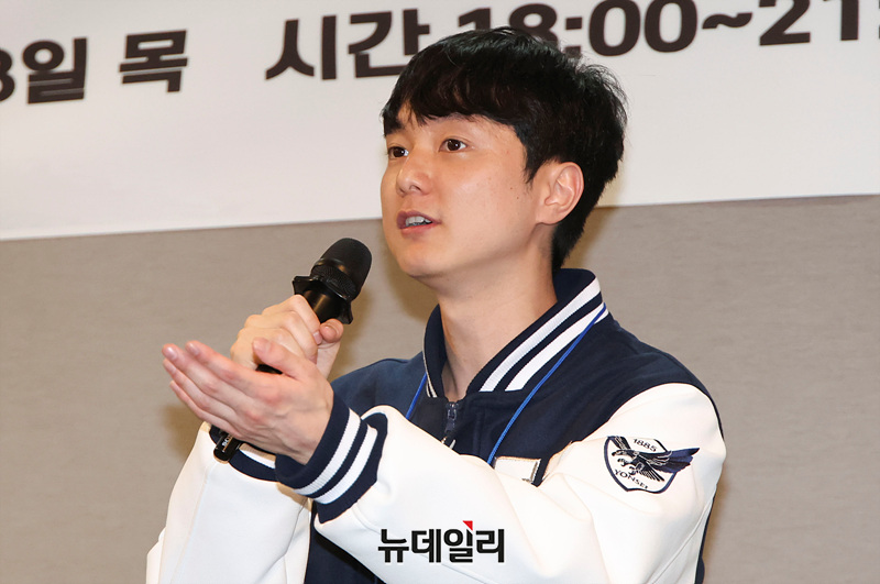 ▲ 자유대학 부대표이자 지난달 10일 전국 대학 최초로 연세대 탄핵 반대 시국선언을 주최해 대학생 시국선언의 물꼬를 튼 주역인 연세대 3학년 박준영 씨가 지난 13일 오후 서울 성북구 안암동 고려대 수당패컬티하우스에서 열린 '자유대학생과 교수님의 만남'에서 발언하고 있다. ⓒ서성진 기자