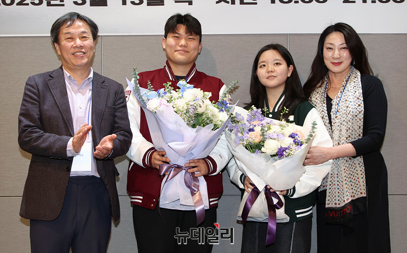 ▲ '자유와정의를실천하는교수모임'(자교모) 공동대표를 맡고 있는 이제봉 울산대 교수, '경기공교육정상화시민네트워크' 공동대표 겸 대변인인 박건희 유원대 교수가 지난 13일 오후 서울 성북구 안암동 고려대 수당패컬티하우스에서 열린 '자유대학생과 교수님의 만남'에서 교수들을 대표해 학생들에게 꽃다발을 전달했다. 꽃다발은 고려대 탄핵반대 시국선언을 주최한 고려대 식품자원경제학과 23학번 유찬종 씨와  '3·1절 전국 대학생 연합 시국선언 대회'에서 이화여대를 대표해 연단에 섰던 이화여대 사학과 이서경 씨가 학생들을 대표해 받았다. ⓒ서성진 기자