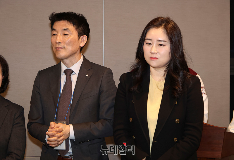 ▲ 김용현 전 국방부 장관 변호인단 이하상 변호사(왼쪽)와 윤석열 대통령 변호인단 김계리 변호사(오른쪽)가 지난 13일 오후 서울 성북구 안암동 고려대 수당패컬티하우스에서 열린 '자유대학생과 교수님의 만남'에 참석했다. ⓒ서성진 기자