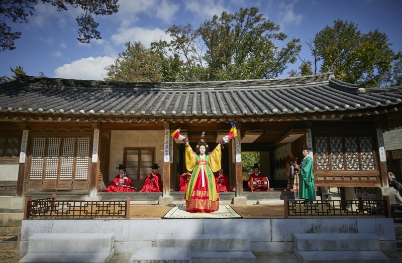 ▲ 덕궁 연경당에서 선보인 국립국악원의 '춘앵전' 공연 모습.ⓒ국립국악원