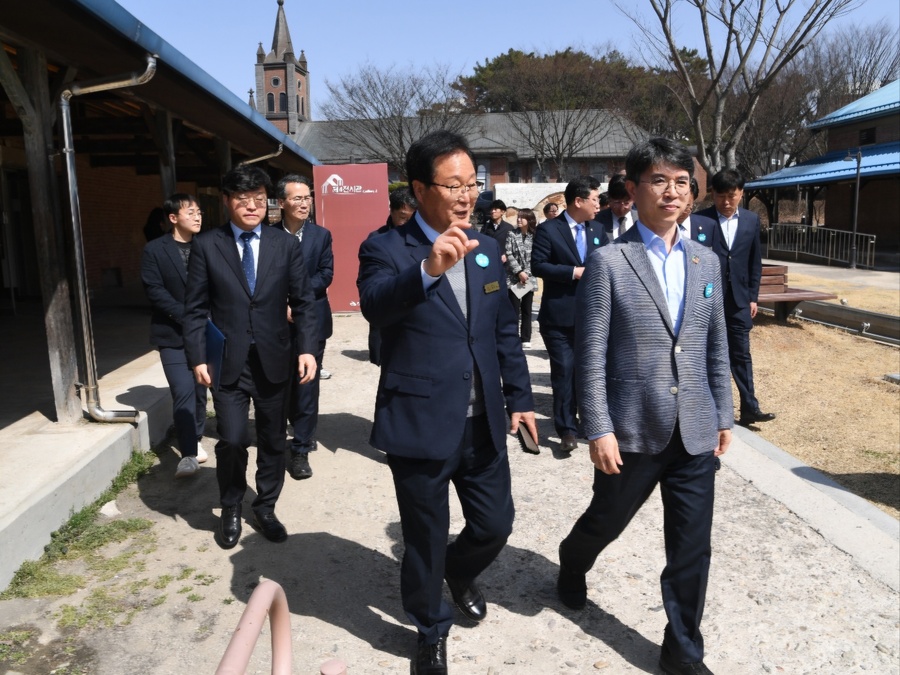 ▲ 14일 김완섭 환경부 장관과 안호영 국회 환경노동위원장이 완주군을 찾아 유희태 완주군수와 민생 현장을 시찰하고 있다. ⓒ완주군