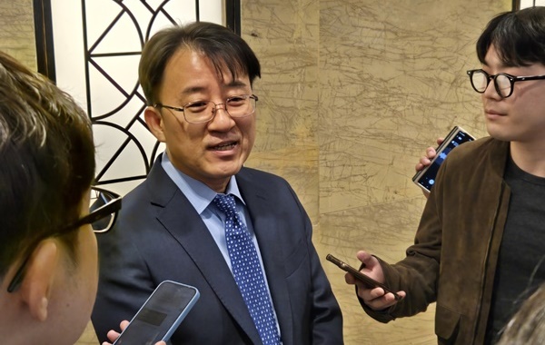 ▲ 이청 삼성디스플레이 사장이 14일 오전 서울 송파구 롯데호텔월드에서 열린 한국디스플레이 산업협회(KDIA) 총회·이사회 참석 전 기자들의 질문에 답하고 있다.ⓒ윤아름 기자