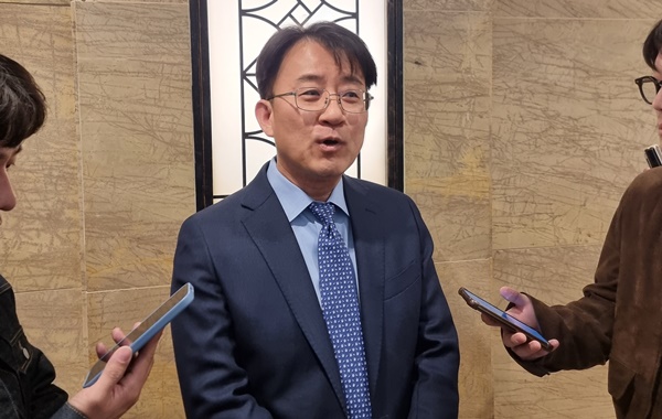 ▲ 이청 삼성디스플레이 사장이 14일 오전 서울 송파구 롯데호텔월드에서 열린 한국디스플레이 산업협회(KDIA) 총회·이사회 참석 전 기자들의 질문에 답하고 있다.ⓒ윤아름 기자