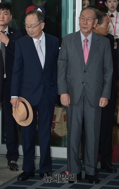 ▲ 2915년 이희호 여사 등과 함께 평양행 이스타항공 전세기에 오르는 백낙청(왼쪽). 평양을 자주 들락거린 사람들 상다수가 이상해진다. 백낙청은 평양 다녀오기 전에도 그랬지만. ⓒ 뉴데일리
