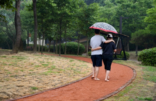 ▲ 오산시 고인돌 공원 등 맨발 황톳길 3곳 재개장ⓒ오산시 제공