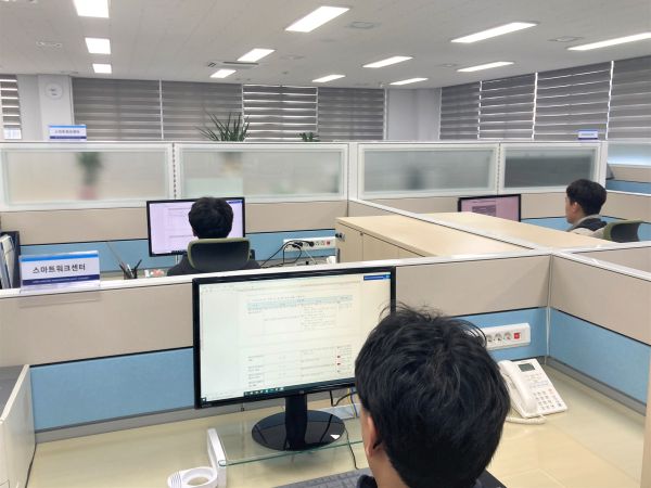 ▲ 한국해양교통안전공단 인천지사에 설치된 스마트워크센터에서 근무 중인 직원들. ⓒ한국해양교통안전공단