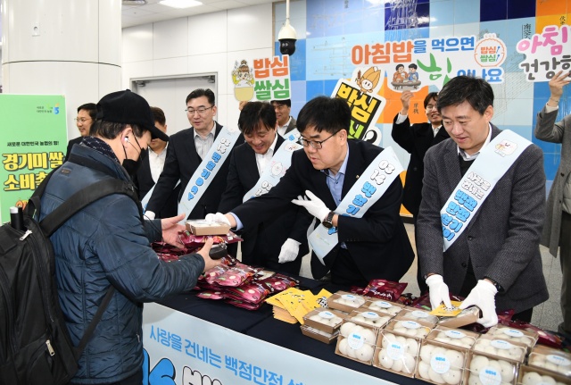 ▲ 엄범식 농협중앙회 경기지역본부장과 김성록 NH농협은행 경기영업본부장을 비롯한 경기농협 직원들이 14일 수원시청역에서 시민들에게 백설기와 떡을 전달하고 있다. ⓒ경기농협 제공