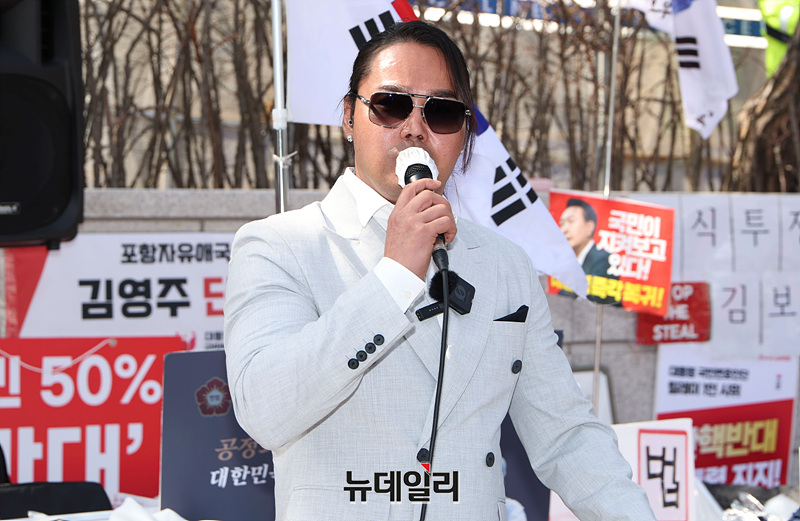 ▲ 전남 출신 유명 아스팔트 우파 운동가인 안정권 벨라도 대표가 14일 오후 '대통령 국민변호인단'이 헌법재판소 앞에서 개최한 '11일 차 무제한 필리버스터 기자회견' 연사로 나섰다. ⓒ서성진 기자