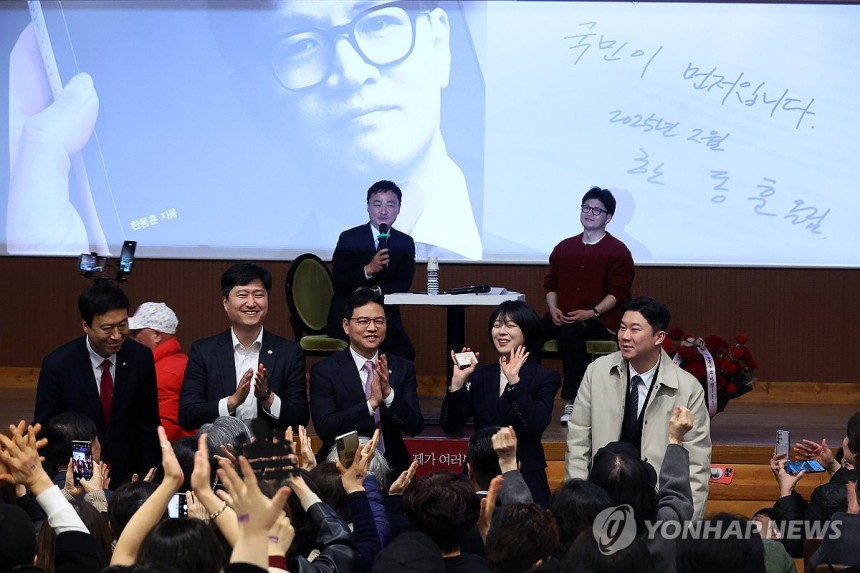▲ 자신의 배신이 이재명에게 얼마나 큰 명분과 실익을 주었는지 관심도 없다는 한동훈의 저 낯 두꺼움. 하긴 그러니 배신 때리지. 한동훈 당대표 시절 그와 콤비를 이뤘던 장동혁 의원이 완전히 한동훈과 결별하고, 세이브코리아 집회 열혈 투사로 변신한 게 아마 이런 한동훈의 후안무치에 충격을 받아 그런 것으로 보인디. ⓒ 얀합뉴스